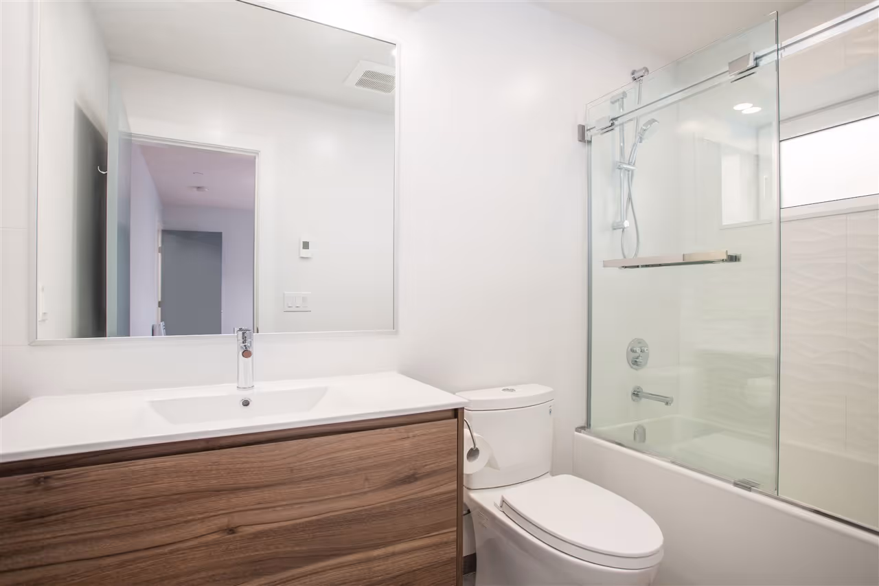 Lim Residence gallery image 23